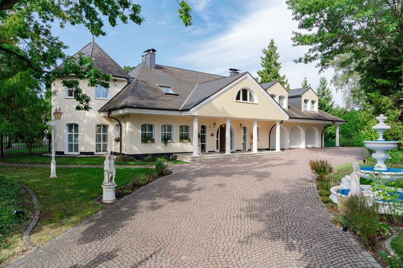 Exklusives Wohnjuwel: Villa im amerikanischen Stil auf großzügigem Parkgrundstück in Moers